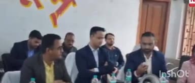 बेनीपट्टी: बेनीपट्टी प्रखंड सह अंचल कार्यालय में डीएम आनंद शर्मा ने गरीबों के बीच पर्चा वितरण किया