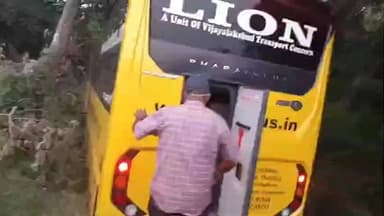 திண்டிவனம்: கேனிப்பட்டு பகுதியில் ஆம்னி பேருந்து டயர் வெடித்து விபத்துக்குள்ளானதில் இருசக்கர வாகனத்தில் ஒருவர் உயிரிழப்பு 15 க்கும் மேற்பட்டோர் காயமடைந்தனர்.