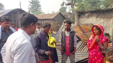 बरहरा: बालूटोल नवटोलिया में आग लगने से तीन परिवार के घर हुए स्वाहा