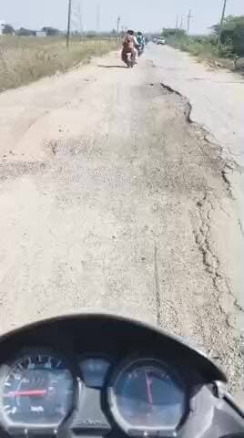 ರಾಯಚೂರು: ಶಾಖವಾದಿಯಿಂದ ಸಗಮಕುಂಟಕ್ಕೆ ಹಾಳಾದ ರಸ್ತೆ ವಾಹನ ಸವಾರರ ಪರದಾಟ