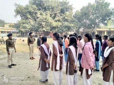 आज दिनांक 11.12.2025 को महिला थानाध्यक्ष द्वारा महिला पदाधिकारी एवं कर्मियों की टीम के साथ स्कूल, कॉलेज, कोचिंग संस्थान, कार्यालय तथा अन्य सार्वजनिक स्थलों पर जाकर महिलाओं एवं बालिकाओं की सुरक्षा हेतु “अभया ब्रिगेड” अभियान चलाया गया। इस दौर