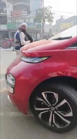 खतौली: खतौली कस्बे के हाइवे मार्ग पर बेकाबू ट्रक ने खड़ी कार में मारी टक्कर, पीड़ित ने वीडियो के माध्यम से लगाई गुहार