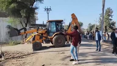 सुठालिया: सुठालिया में शासकीय महाविद्यालय की ज़मीन पर अतिक्रमण हटाने के लिए चला बुलडोजर, तहसीलदार व पुलिस प्रशासन रहे मौजूद