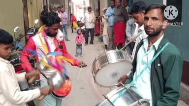 कोचस: पिठवैया गांव में हत्या के आरोपी के घर पर पुलिस ने ढोल-नगाड़े के साथ चिपकाए इश्तहार, आरोपी की तलाश तेज