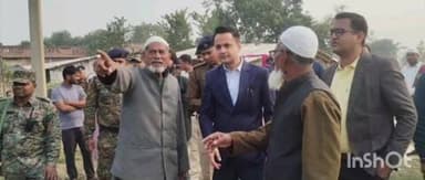 बिस्फी: बिस्फी प्रखंड में डीएम आनंद शर्मा ने 51 गरीब भूमिहीन परिवारों को जमीन का पर्चा वितरित किया