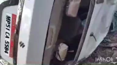 निवास: ग्राम बकोरी के पास ट्राईवल वेलफेयर टीचर्स एसोसिएशन मंडला के ज़िला अध्यक्ष की कार दुर्घटनाग्रस्त, कार के उड़े परखच्चे