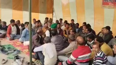 सीतापुर: कटीली पेपर मिल के बाहर मजदूर वेतन न मिलने पर धरने पर बैठे, संजय अग्रवाल के समय पर सही चल रहा था पेपर मिल