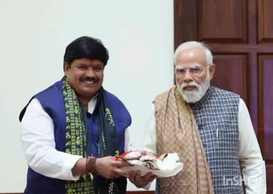 माकड़ोन: उज्जैन सांसद ने अपनी पुस्तक “विवेकानंद और मोदी” PM नरेंद्र मोदी को भेंट की