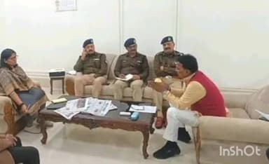 मुरार: मुरार सर्किट हाउस में हुई हाई लेवल बैठक, प्रभारी मंत्री ने अधिकारियों को दिए सख्त निर्देश