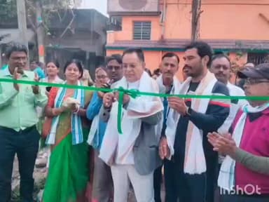 ডোমজুড়: মাকড়দহ এক নম্বর গ্রাম পঞ্চায়েতের অধীনে মাকড়দহ শ্রীমানীপাড়া থেকে মাকরিজলা পর্যন্ত রাস্তার উদ্বোধন উপস্থিত বিধায়ক