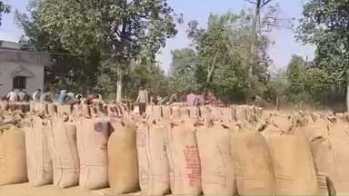 ओडगी: धान खरीदी केंद्र मोहरसोप में पानी की सुविधा नहीं, किसान पानी के लिए दर-दर भटक रहे हैं, समिति में नए हेड पंप की मांग