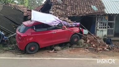 ஆண்டிமடம்: மருதூர் கிராமம் அருகே ஓட்டு வீட்டிற்குள் புகுந்த கார்- அதிர்ஷ்டவசமாக அனைவரும் உயிர் தப்பினர்