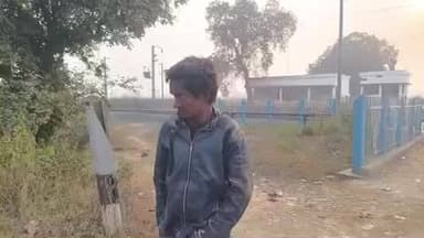 उंटारी रोड: भदुमा रेलवे फाटक के पास एक विक्षिप्त युवक पिछले तीन दिनों से भटक रहा है