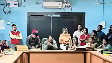 सिकटी: सिकटी में आंगनबाड़ी संचालन में सुधार को लेकर आयोजित की गई समीक्षा बैठक