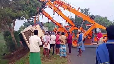 சங்கராபுரம்: வடபொன்பரப்பி ஆற்றுப்பாலம் அருகே ஓட்டுனரின் கட்டுப்பாட்டை இழந்த அரசு பேருந்து சாலையோர பள்ளத்தில் கவிழ்ந்து விபத்து