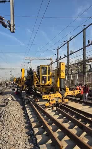 बिलासपुर–झारसुगुड़ा चौथी रेल लाइन के अंतर्गत बाराद्वार रेलवे स्टेशन पर प्री-नॉन इंटरलॉकिंग/नॉन इंटरलॉकिंग कार्य शुरू। इससे छत्तीसगढ़ और ओडिशा रेल मार्ग की क्षमता बढ़ेगी, ट्रेनों का संचालन और अधिक सुगम, सुरक्षित व तेज होगा।
#RailInfra4Odisha