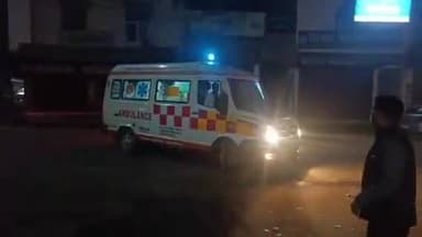 सीतापुर: खाना खाने के बाद कस्तूरबा गांधी विद्यालय की 10 बच्चियों की बिगड़ी हालत, आधी रात में जिला अस्पताल पहुंचे DM