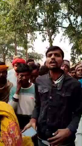 मुझे ग्वालियर थाना मारा है
लेडीज जो औरत के मर के हत्या कर दिया है
गांव पेट्रो मिस्तौली खाना आ गया बाजार हमेंपुलिस से