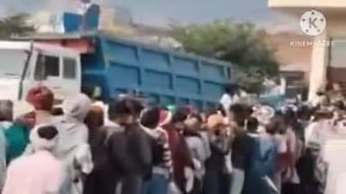 मित्रपुरा में खाद की किल्लत से परेशान किसान, एक हजार कट्टों के लिए घंटों लाइन में लगे रहे, पुलिस सुरक्षा में बंटा खाद