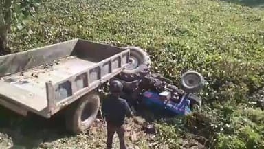 বিহপুৰীয়া: বিহপুৰীয়াৰ আদি এলেঙি সত্ৰ সংযোগী পথত ভয়ংকৰ দুৰ্ঘটনা, পথ নিৰ্মাণত জড়িত ট্ৰেক্টৰ বাগৰি থিতাতে নিহত এজন