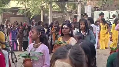 वारिसनगर: मथुरापुर थाना क्षेत्र के प्रधान घाट से तीन दिवसीय थानेश्वर नृत्य महोत्सव के लिए निकली कलश शोभा यात्रा