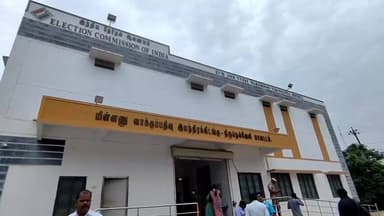 திருநெல்வேலி: டவுண் வாக்குப்பதிவு இயந்திர கிட்டங்கியில் முதல் நிலை சரிபார்ப்பு பணி. பொறுப்பு அலுவலர் மற்றும் மாவட்ட ஆட்சியர் ஆய்வு.