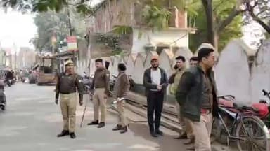 मिर्ज़ापुर: कटरा कोतवाली के संवेदनशील इमामबाड़ा क्षेत्र में जुम्मे की नमाज को लेकर सीओ सिटी ने दलबल के साथ किया भ्रमण