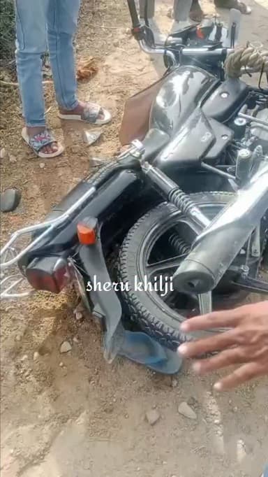 दो मोटरसाइकिलों की आमने सामने भिड़ंत।
एक की मौत, दो घायल।
देचू के आसरलाई रोड पर हुआ हादसा।
हादसे में भोजाकौर निवासी बुला...