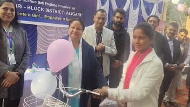 अतरौली: छर्रा में मंडलायुक्त ने मेधावी और जरूरतमंद 100 छात्राओं को निःशुल्क साइकिल वितरित की