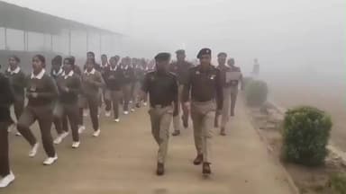 रामपुर: शुक्रवार को पुलिस लाइन में पुलिस अधीक्षक विद्यासागर मिश्र ने परेड की सलामी लेकर किया निरीक्षण