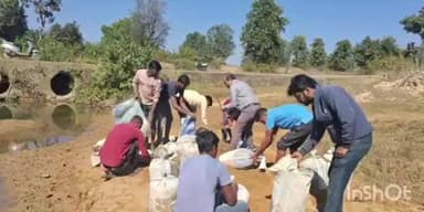 गोहपारु: देवरी नंबर 2 में बोरी बंधान का कार्य किया गया, अधिकारी और कर्मचारी मौजूद रहे