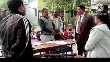 गौरीगंज: विशेष प्रगाढ़ पुनरीक्षण अभियान के तहत जिलाधिकारी ने मतदेय स्थलों का किया निरीक्षण