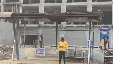 রানিগঞ্জ: রানীগঞ্জের শিশু বাগান ও বাংলা এলাকায় অবস্থিত দুটি ব্যস্ত বাসস্ট্যান্ডের এখন বেহাল দশা