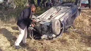 টেঙাখাত: চেলেং পোলত ভয়ংকৰ পথ দুৰ্ঘটনা, নিয়ন্ত্ৰণ হেৰুৱাই পথৰ কাষত বাগৰি পৰিল চুইফট বাহন, আহত এজন