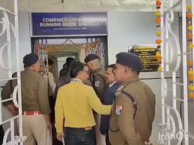 घाटशिला: दक्षिण पूर्व रेलवे के डीआरएम ललित मोहन पांडेय ने खड़गपुर डीवीजन के घाटशिला रेलवे स्टेशन का किया निरीक्षण