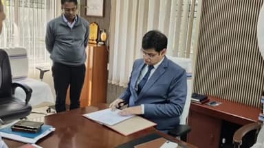 अररिया: जिले के नवपदस्थापित डीएम ने किया पदभार ग्रहण, सरकार की योजनाओं को लागू करना पहली प्राथमिकता