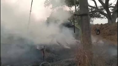 सिरदला: प्रखंड के लौंद पंचायत स्थित लौंद बाध गांव में ट्रांसफार्मर से निकली चिंगारी से खलिहान में लगी आग