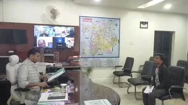 डुमरा: सीतामढ़ी डीएम ने लोक शिकायत सुनवाई में बिजली विभाग के कर्मी को फटकारा, कहा- ये क्या तमाशा है?