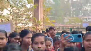 बेरो: एस एस प्लस टू हाई स्कूल बेड़ो में 10वीं और 12वीं के छात्रों ने ताला बंद कर किया प्रदर्शन