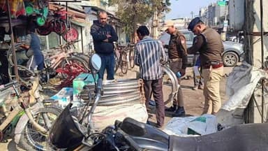 खटीमा: चौकी इंचार्ज जीवन सिंह चुहल ने अतिक्रमणकारियों और वाहनों के काटे चालान