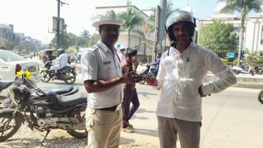 ಕನಕಪುರ: ಮೊಬೈಲ್ ಬೀಳಿಸಿಕೊಂಡು ಹೋಗುದ್ದ ವ್ಯಕ್ತಿಗೆ ಮೊಬೈಲ್ ಹಿಂತಿರುಗಿಸಿದ ಕನಕಪುರ ಸಂಚಾರಿ ಪೊಲೀಸ್ ಠಾಣೆ ಪೇದೆ ಕಾಶಿನಾಥ್