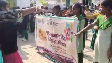 ठाकुरगंगटी: ठाकुर गंगटी प्रखंड के खरखोदिया विद्यालय में समूह की महिलाओं ने शुक्रवार को फैलाई जागरूकता