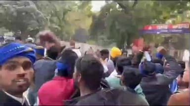 मिर्ज़ापुर: आजाद समाज पार्टी के राष्ट्रीय अध्यक्ष पर अभद्र भाषा का इस्तेमाल करने पर कार्यकर्ताओं ने कछवा थाने पर किया प्रदर्शन