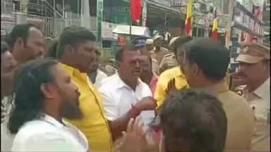 வேலூர்: சத்துவாச்சாரி ஆட்சியர் அலுவலகம் எதிரே 10.5% இட ஒதுக்கீடு கேட்டு பாமகவினர் ஆர்ப்பாட்டம் மேடை அமைக்க காவல்துறை அனுமதி மறுத்ததால் வாக்குவாதம்