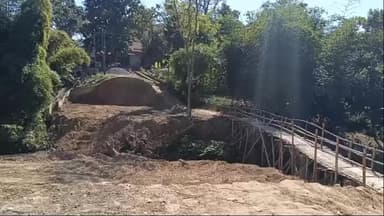 আমবাসা: আমবাসা ব্রিজের দাবিতে সড়ক অবরোধ করেও বাঁশের সেতু দিয়েই চলছে এলাকার লোকজন #jansamasya