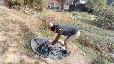 मड़िहान: राजगढ़ पुलिस और आबकारी पुलिस टीम ने कंजड बस्ती में दबिश देकर 10 लीटर कच्ची शराब व 800 किलो महुआ किया बरामद