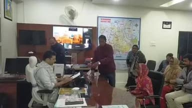 डुमरा: जिलाधिकारी रिची पाण्डेय ने जनता दरबार में सुनीं 86 शिकायतें, त्वरित समाधान के दिए निर्देश