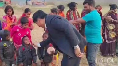 डंडा: आइए खुशियाँ बाँटें”अभियान दो बस्तियों में पहुँची राहत टीम, किया वितरण