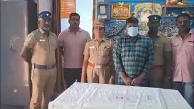 காட்பாடி: காட்பாடி ரயில் நிலையத்தில் ரயிலில் பயணித்த பெண்ணின் கைப்பையை திருடி சென்ற நபர் கைது