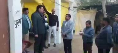 पयागपुर: रिसिया नगर पंचायत में स्थापित रैन बसेरे का डीएम ने किया निरीक्षण